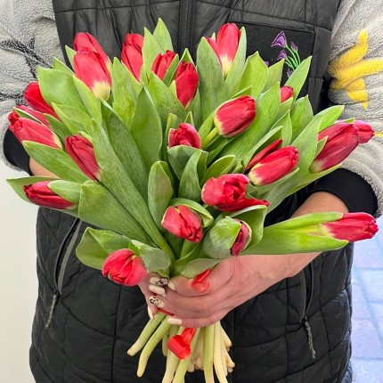 Букет красных тюльпанов на 8 марта с доставкой в по Наволокам