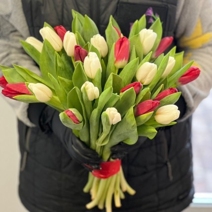 Заказать букет белых и красных тюльпанов недорого с доставкой в по Наволокам