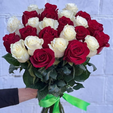 Букет «Баланс» из красных и белых роз - купить с доставкой в по Наволокам