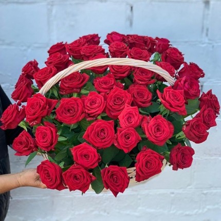 Корзинка "Моей королеве" из красных роз с доставкой в по Наволокам