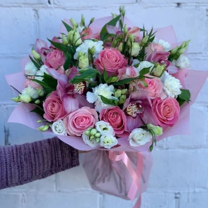 Букет из розовых роз и орхидей "Нежность" - доставка в по Наволокам