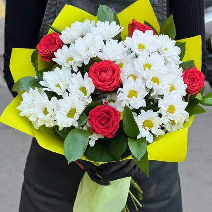 Букет с розами и хризантемами "Волшебство" - заказ с достакой с доставкой в по Наволокам